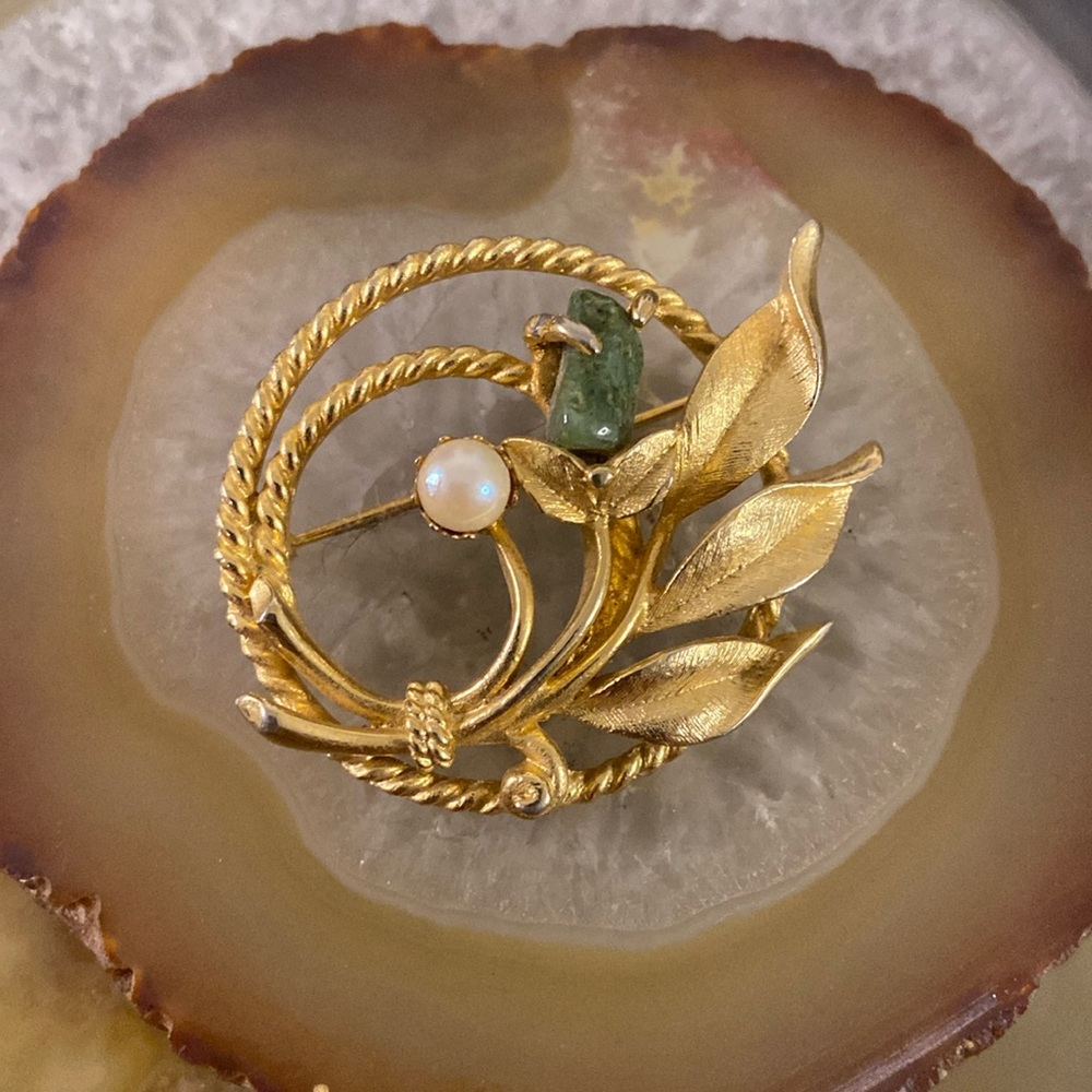 Vintage Sarah Coventry 1970s pearl & green glass brooch Guc 2" wide x 1.5"